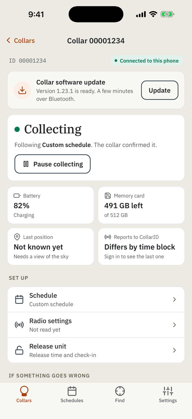 App screen for one collar: Collecting, battery 82 percent, memory card 491 GB left, last position, and a software update ready